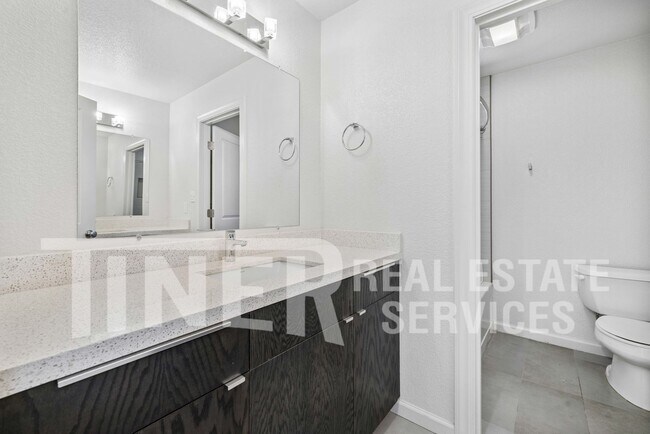 Building Photo - 5541 Ivanhoe Way