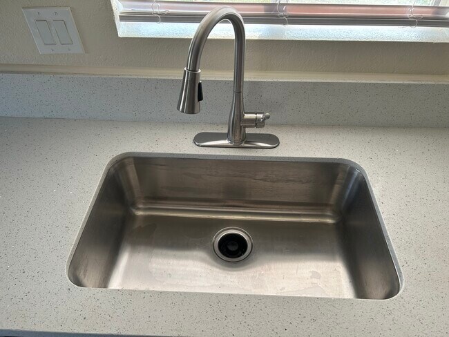 Building Photo - 642 Lemar Park Dr