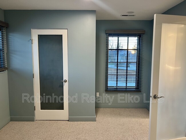 Building Photo - 753 Oak St