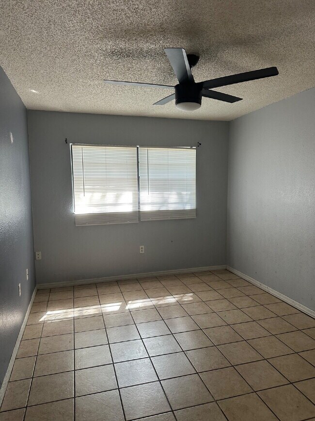 Building Photo - Large 3 Bedroom, 2 Bathroom, Oversized 2 C...