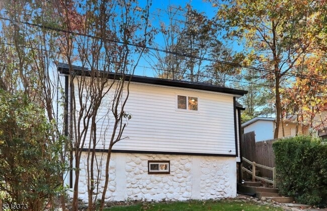 Building Photo - 8 Apple Trail