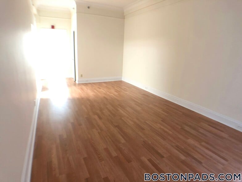 Building Photo - 62 Boylston St