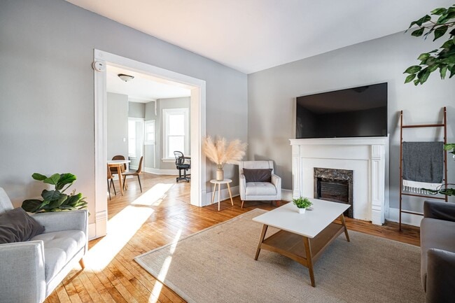 Building Photo - Rare Kenwood townhome, Across from Campus