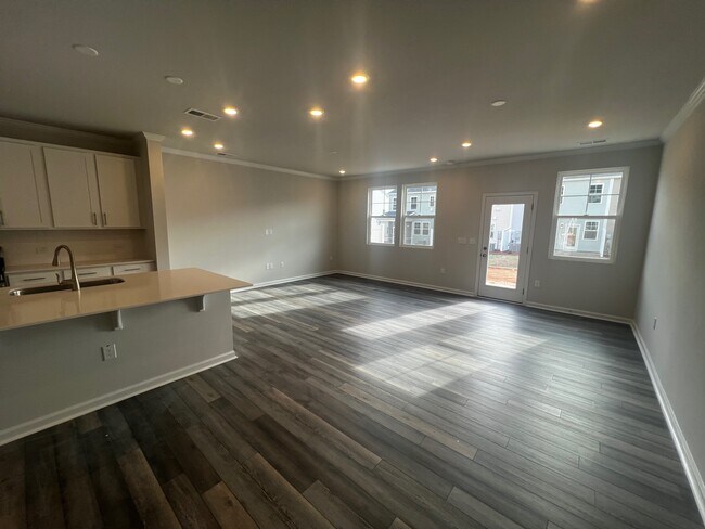 Building Photo - 5871 Woodlawn Dr