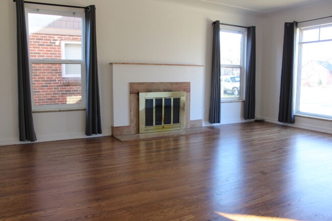 Building Photo - Charming 2 BR/ 1 3/4 BA home in Montclair ...