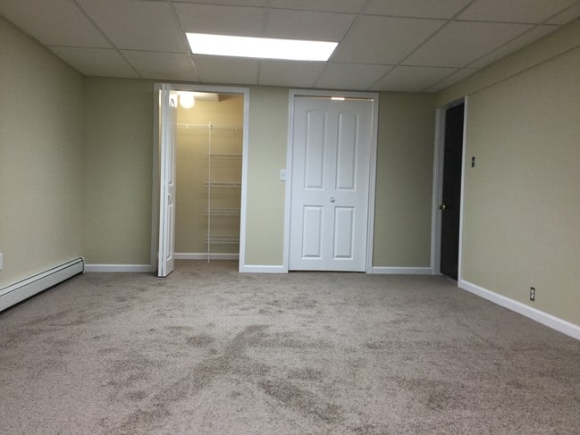 Building Photo - 565 E Chadwick Dr