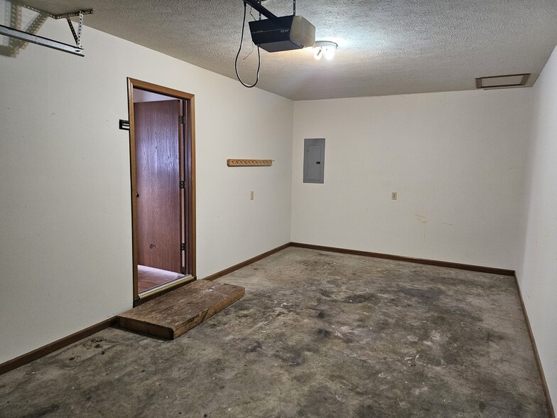 Building Photo - 683 N 5th St