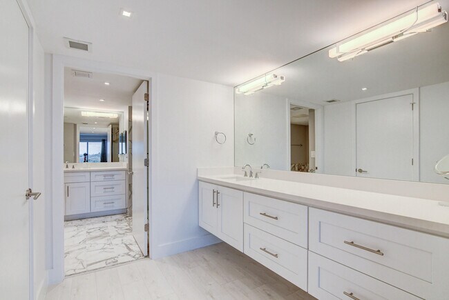Building Photo - 4301 N Ocean Blvd