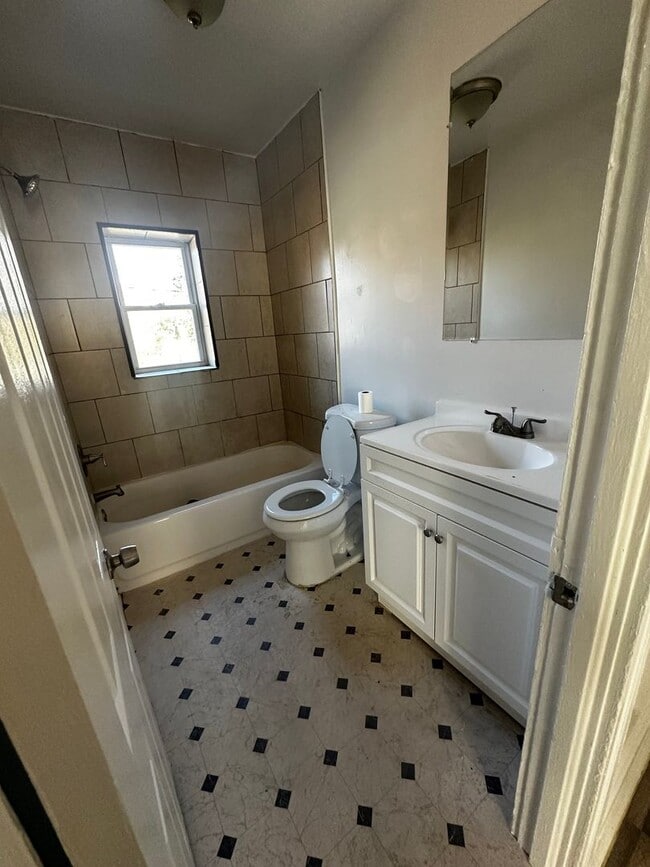 Building Photo - Beautiful newly renovated home near Johns ...