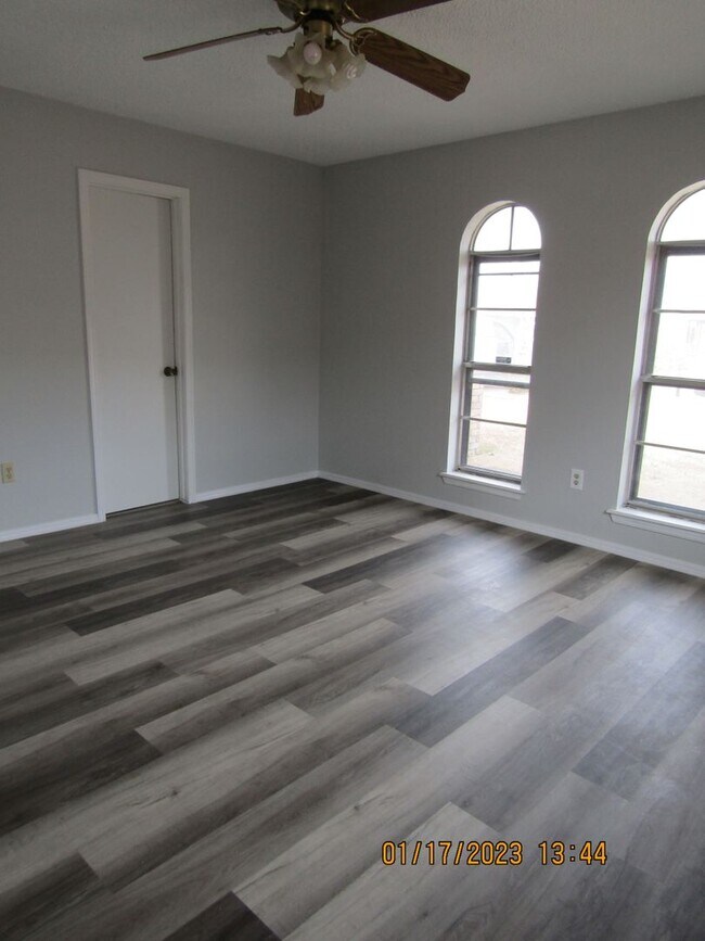 Building Photo - West side home located close to shopping, restaurants