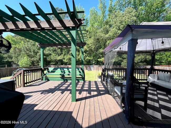 Building Photo - 561 Thorncliff Dr