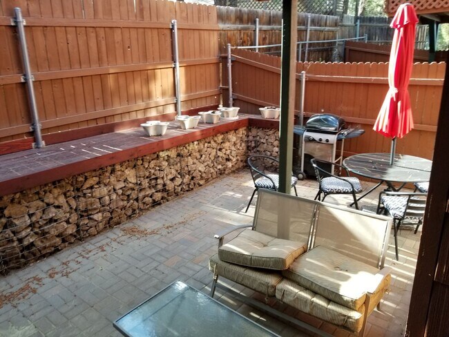 Building Photo - 2 Bed, 2.5 Bath Townhouse near NAU/CCC!! S...