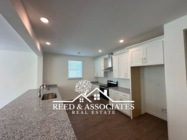Building Photo - Newly Built Property with Convenient Midto...