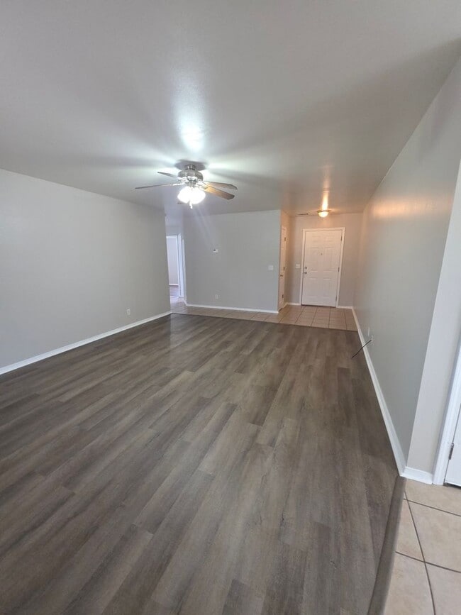 Building Photo - 102 Willow Creek Dr