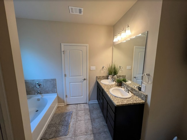 Building Photo - 16945 River Park Dr