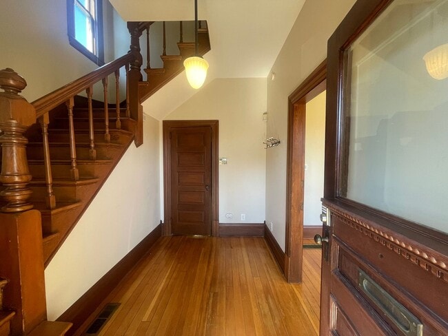 Building Photo - Charming 2 Bed / 1.5 Bath Victorian with G...