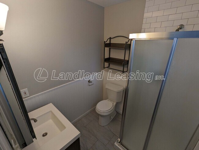 Building Photo - Avon Lake Ranch with Fresh Updates, Vaulted Ceilings, and More!