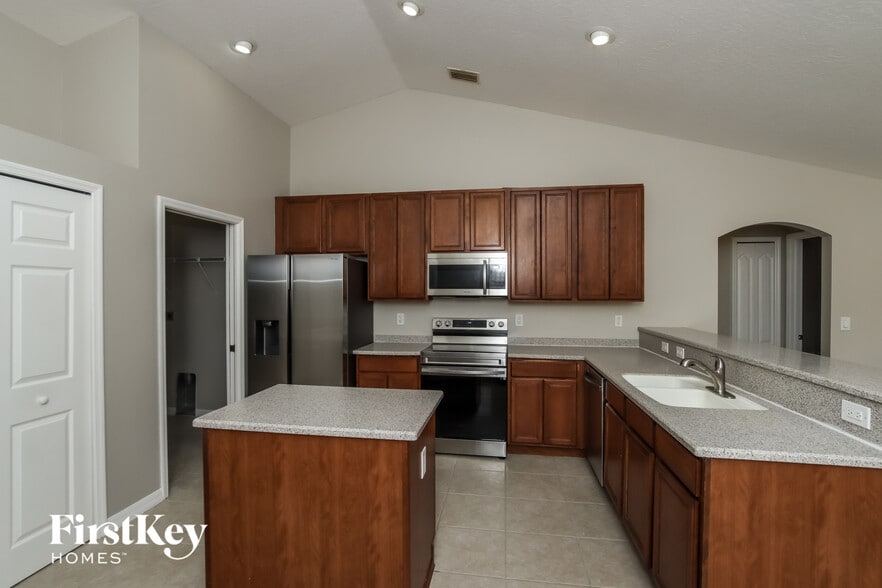 Building Photo - 606 Reading St SE