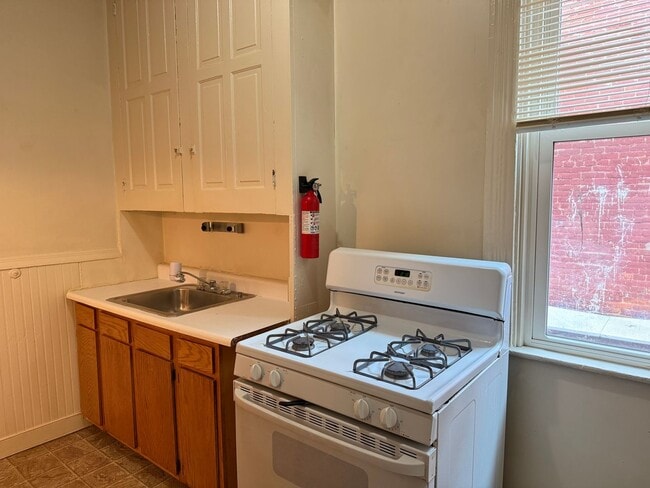 Building Photo - First Floor 1 Bedroom w/ BONUS ROOM and Ce...