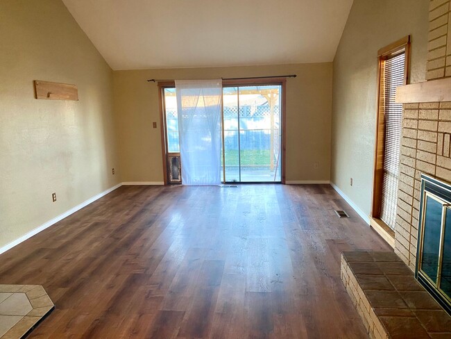 Building Photo - Phoenix Oregon - 2 Story 3 Bedroom, 2 Bath...