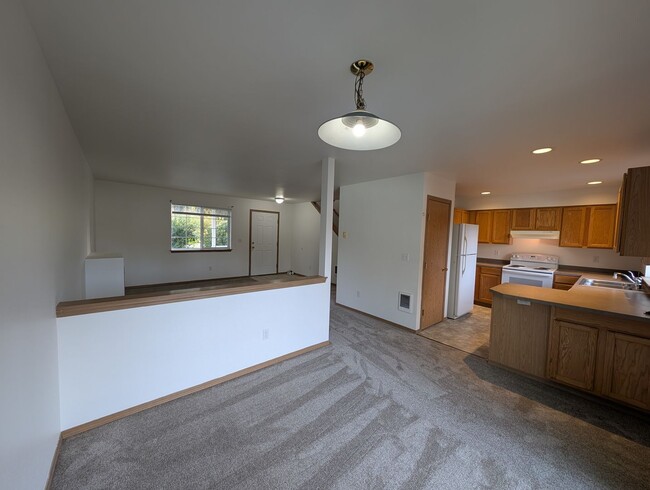 Building Photo - Centrally Located 3 Bedroom Triplex Unit Avail. for Rent - W/S/G paid with rent