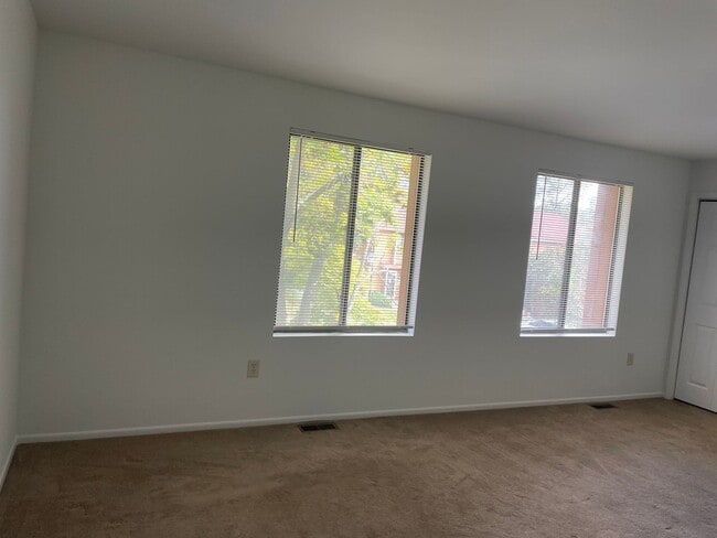 Building Photo - Broadneck Schools! End unit Townhome in Wa...