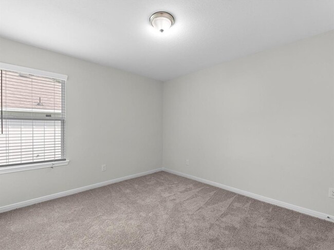 Building Photo - 46 Fairway Dr