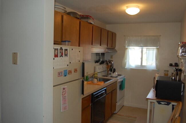 Building Photo - 1078 Fellsway