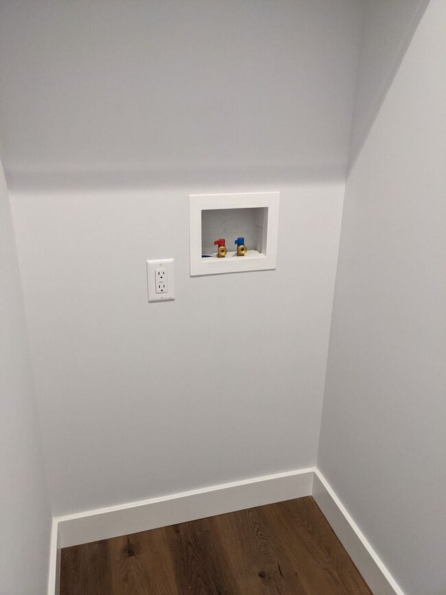 Building Photo - Black Mountain Townhouse Rental