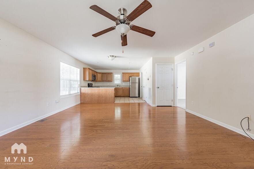 Building Photo - 902 Appleby St NW