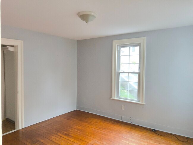 Building Photo - 136 Maple St