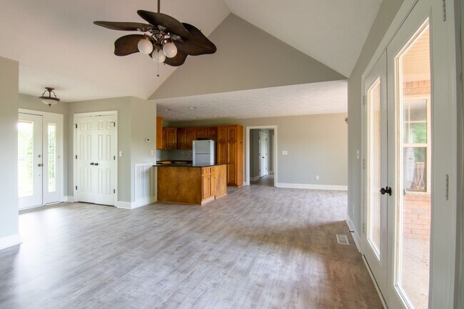 Building Photo - 3 Bed, 2 Bath, 2350sqft, 5.86acres