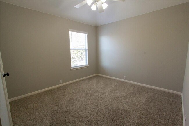 Building Photo - 15120 Plowshare Dr