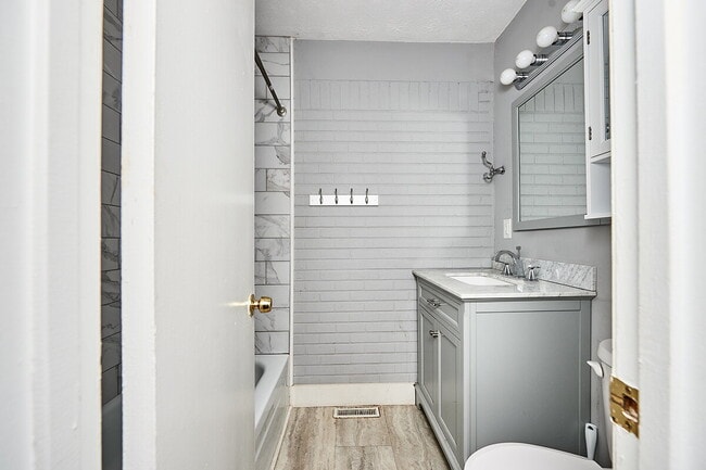 Building Photo - Special: 3+BR, 2BA duplex $300 off for a lease starting 3/1/26 or sooner Please do not apply with...