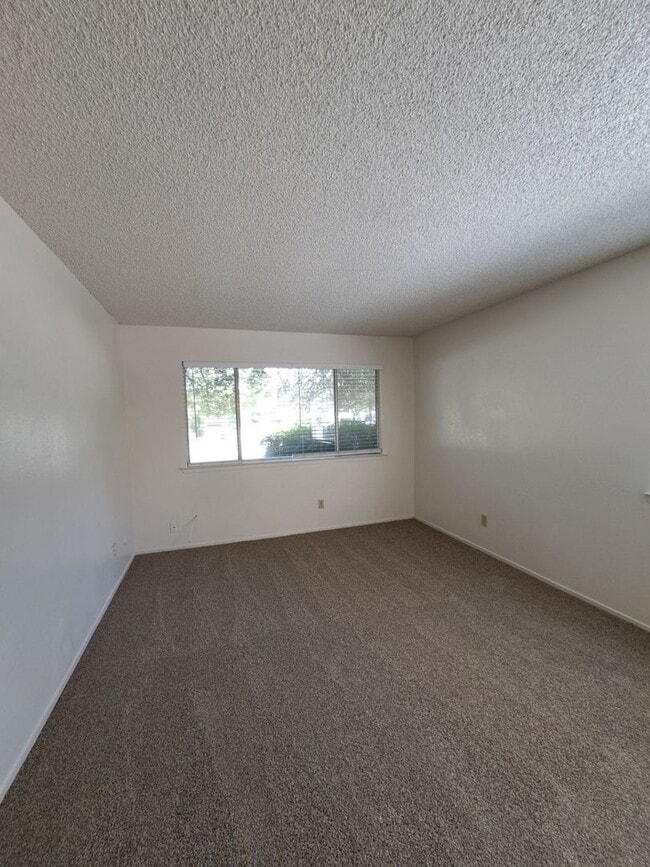Building Photo - Move-in Special: Half Off the 1st Month's Rent – Comfortable 2 Story Condo By Fresno State!
