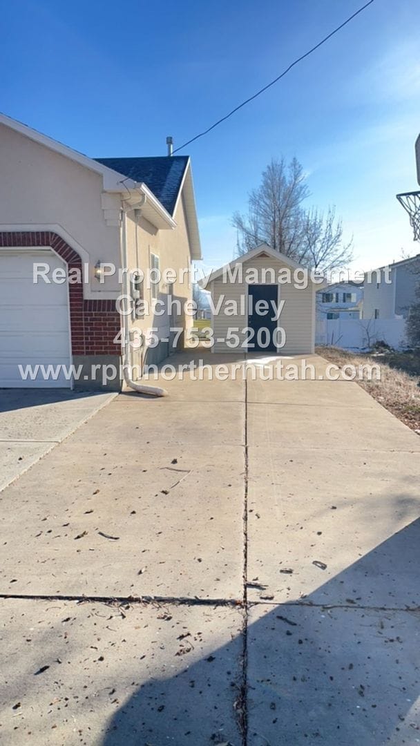 Building Photo - Beautiful 6 bedroom home available for immediate move in!