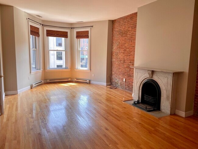 Building Photo - 123 Newbury St