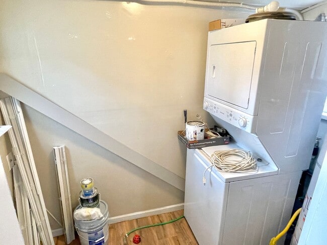 Building Photo - Powellhurst-Gilbert Remodeled Bungalow, Fenced Yard, Off-Street Parking, In-Unit Laundry