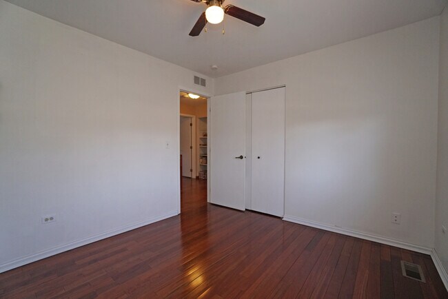 Building Photo - 522 Lasalle Ct