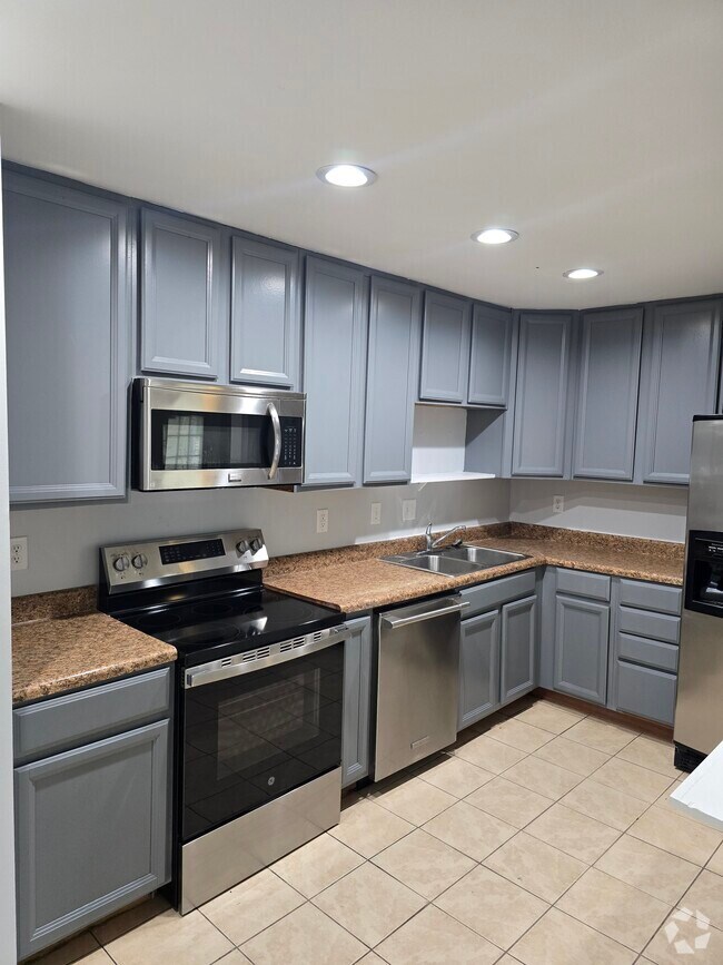Building Photo - 7984 Shady Oak Trl