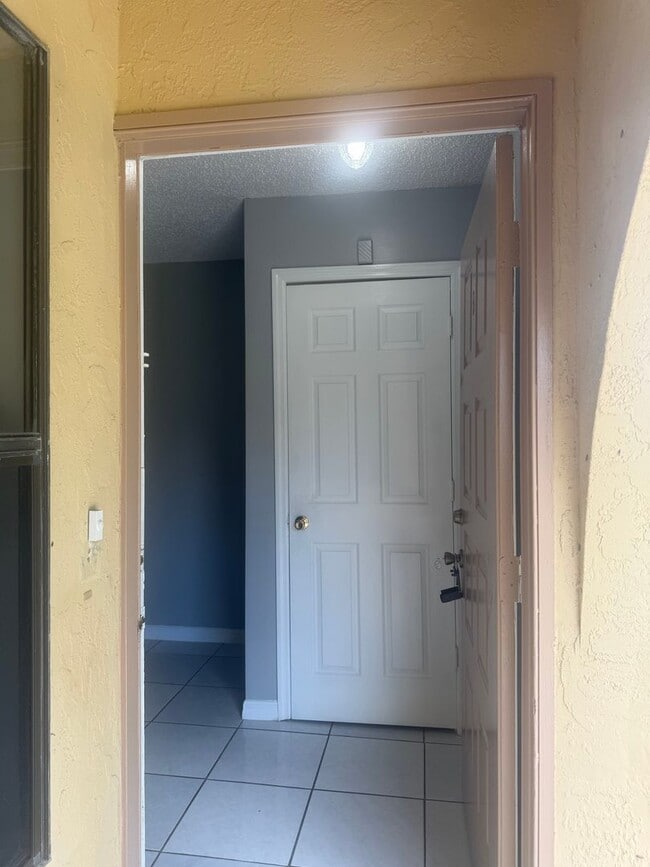 Building Photo - Spacious Duplex in Poinciana