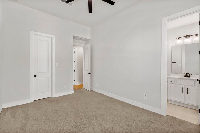Building Photo - 415 N Hillary Step Pl