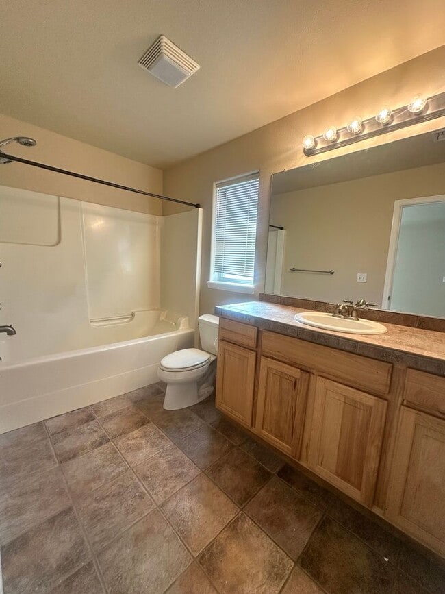 Building Photo - 3 Bed Minutes from Old Mill – Fenced Yard,...