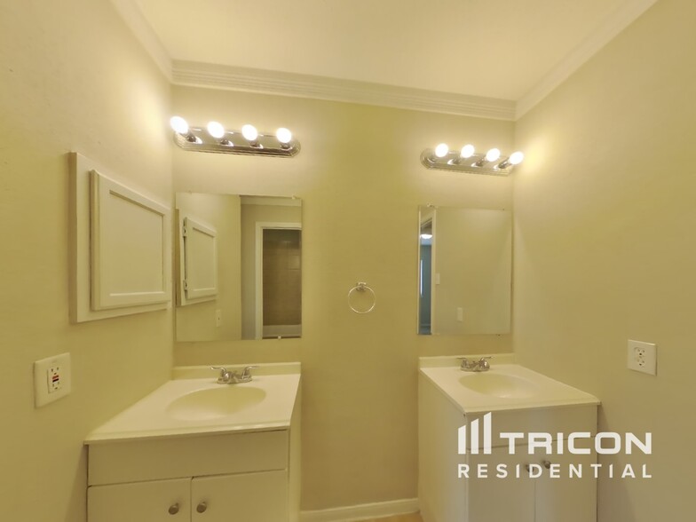 Building Photo - 3551 Windmoor Dr