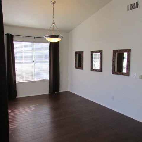 Building Photo - Beautiful 2 bedroom 2 bath town-home in Al...