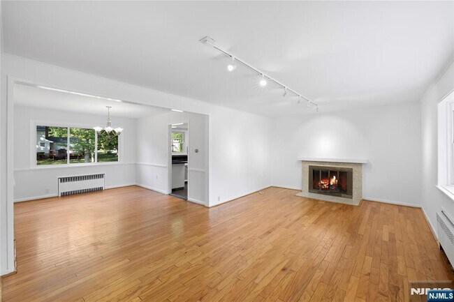 Building Photo - 947 E Glen Ave