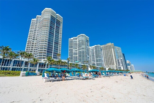 Building Photo - 16485 Collins Ave