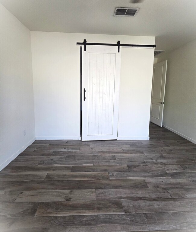 Building Photo - Stunning 3 bedroom with a flex room 2 baths