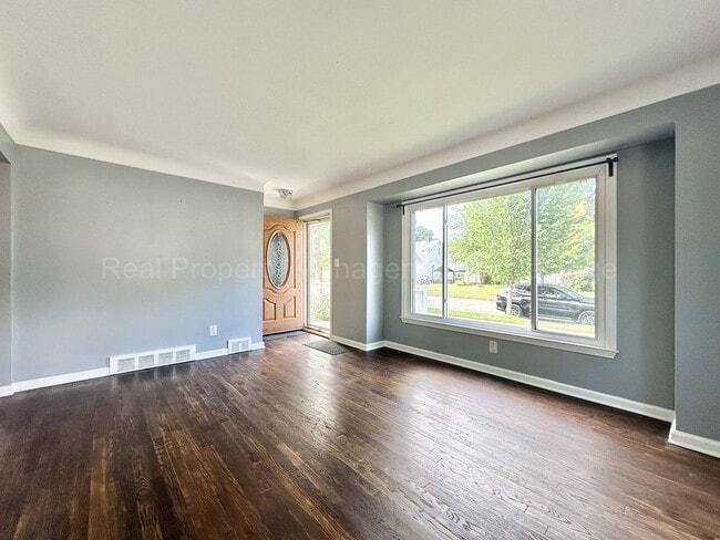 Building Photo - Spacious 4-Bedroom, 2-Bath Home in Clawson – Minutes from Downtown!