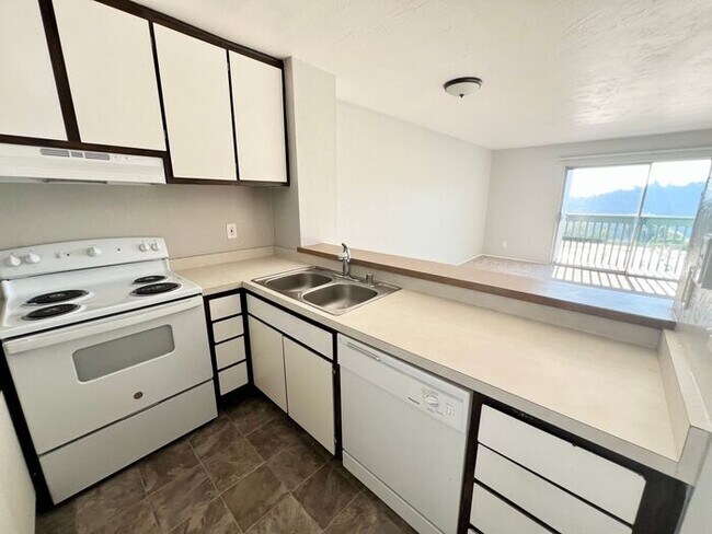 Building Photo - Charming 1-Bedroom Condo with Partial Bay Views & Summer Fireworks!